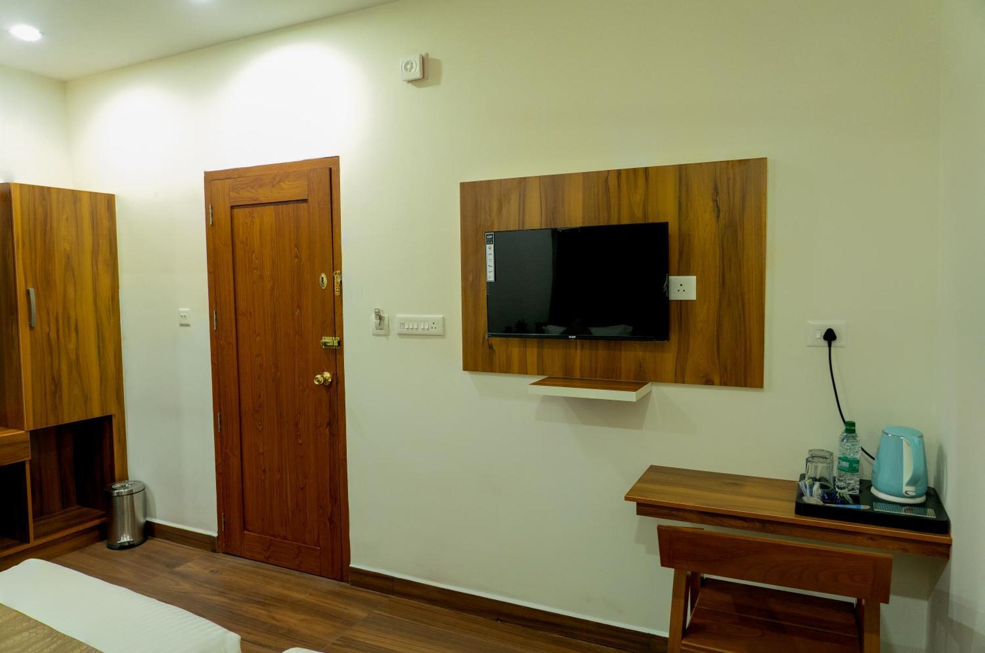 Fly View Airport Residency 호텔 니둠바서리 외부 사진