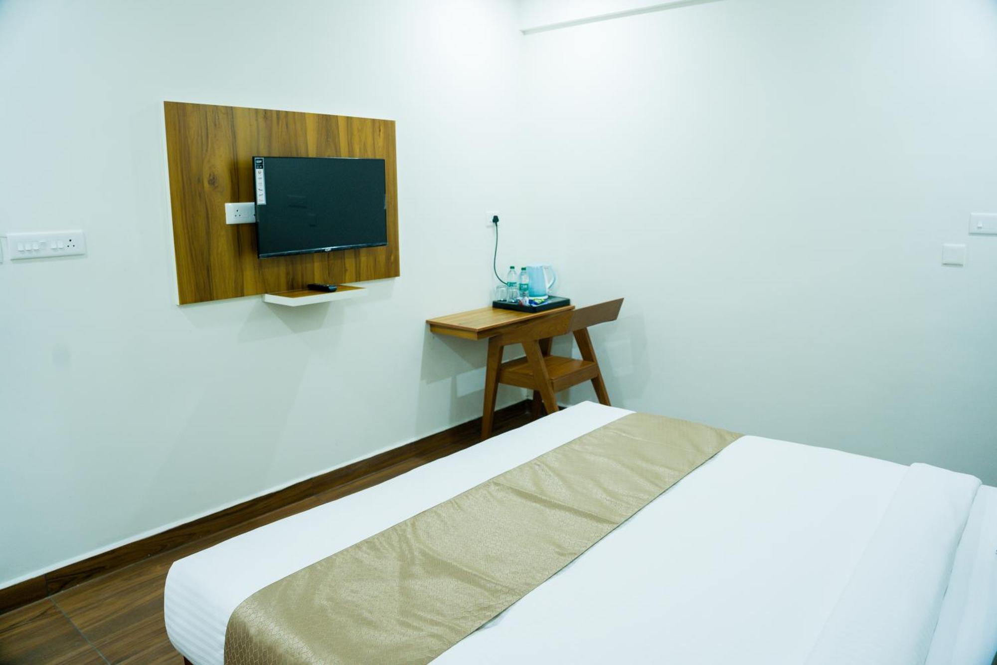 Fly View Airport Residency 호텔 니둠바서리 외부 사진